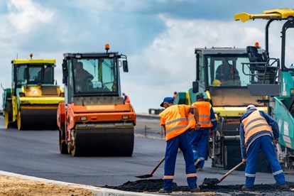 A road roller smooths the new road funded in partnership with government agencies and GL Homes’ sustainability planning efforts. 